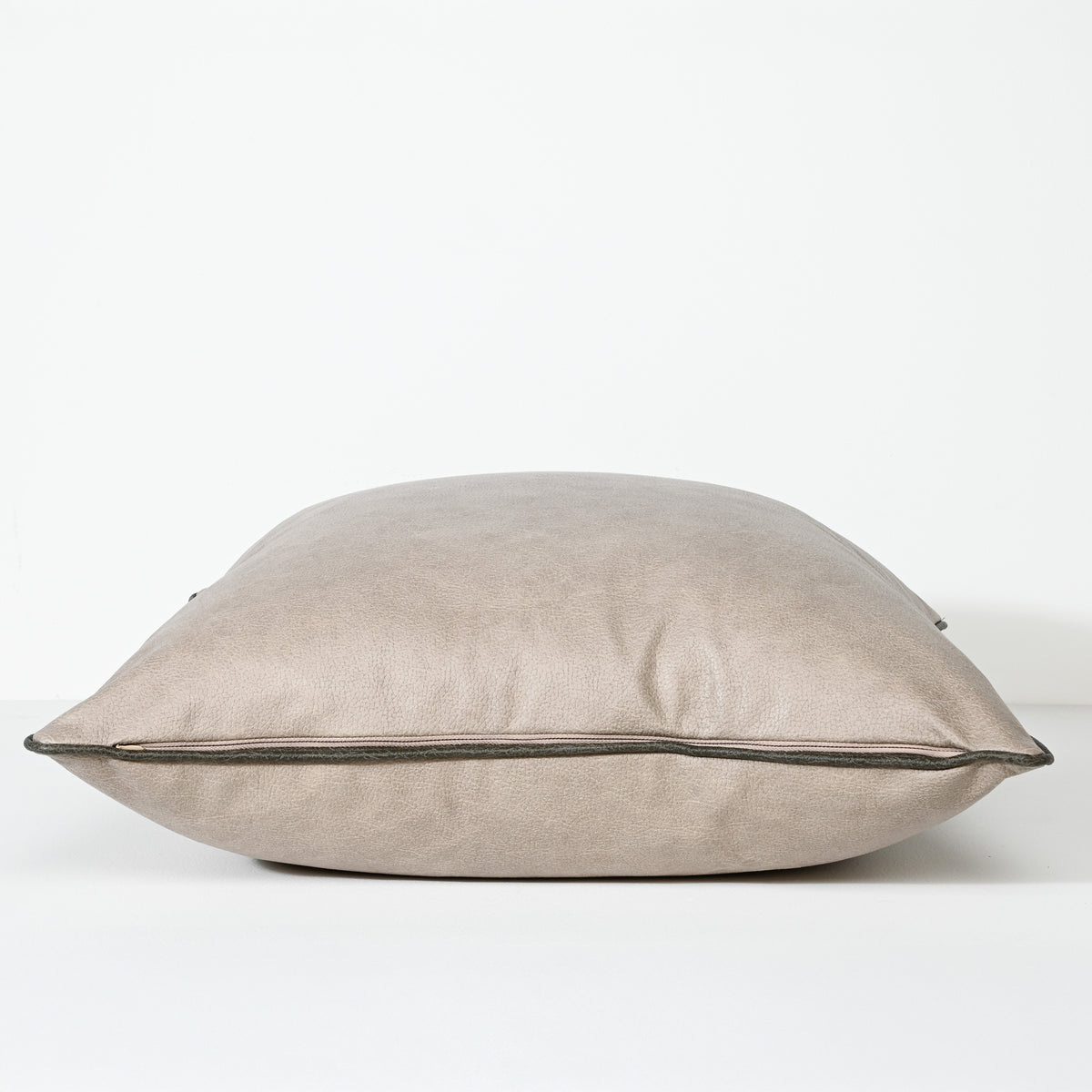 Art Leather Taupe - Vinyl Kussen - 55 X 55