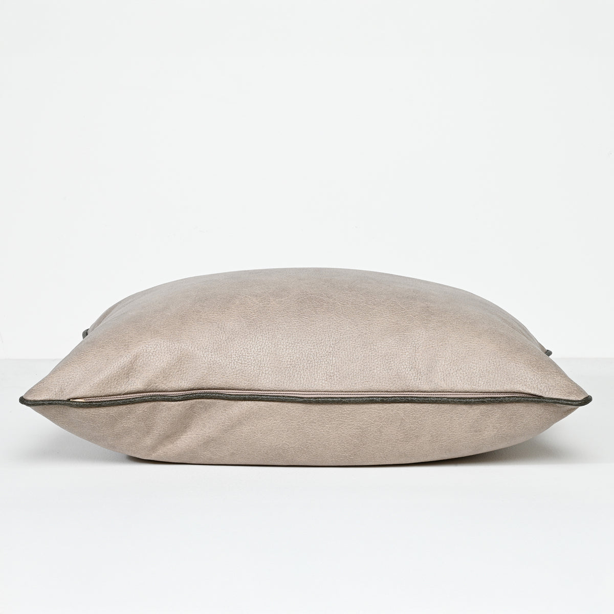 Art Leather Taupe - Vinyl Kussen - 40 x 60